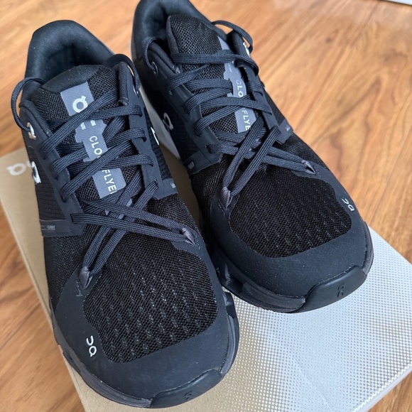 ON Cloudflyer 4 Wide “Black / White” – Women’s 8.5 (Worn Once) - Picture 3 of 9